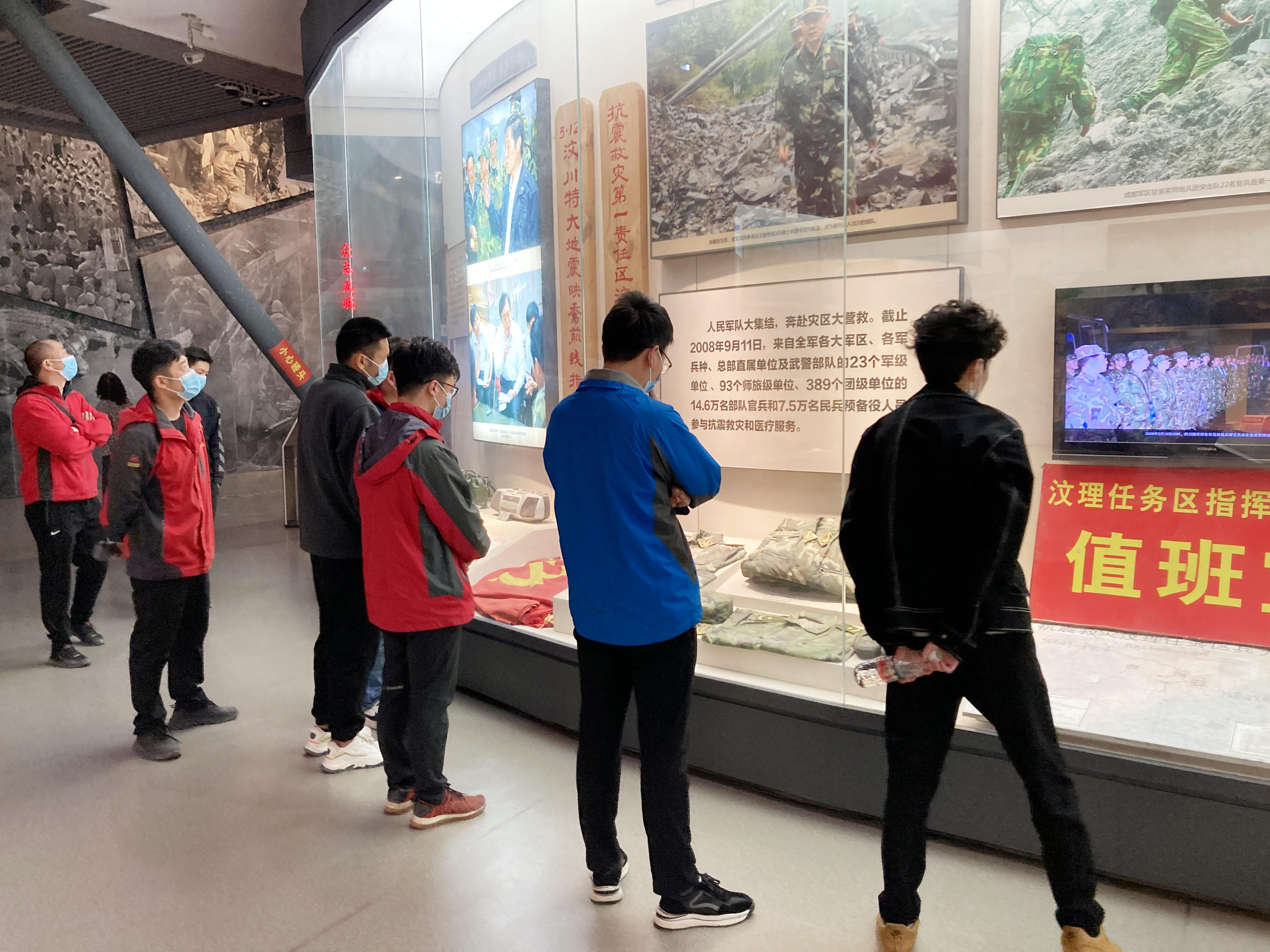 鮮花傳敬意，清風(fēng)寄哀思 ——都四軌道交通JC1項目部開(kāi)展“清風(fēng)寄哀思”主題活動(dòng)