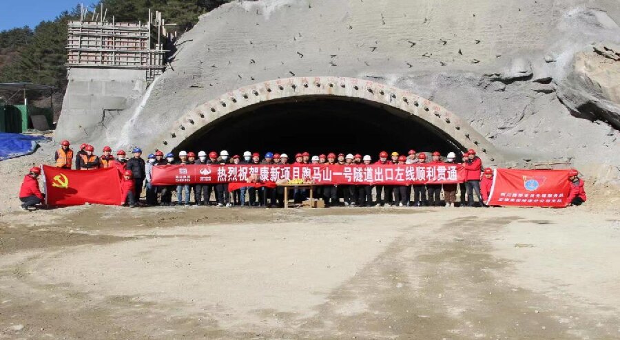 雅安至葉城高速公路康定過(guò)境段 跑馬山一號隧道出口左線(xiàn)順利貫通